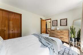 Charming Poconos Retreat With hot tub Fireplace