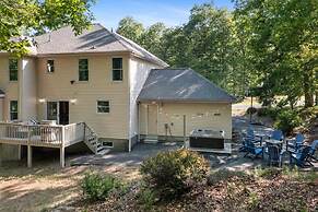 Charming Poconos Retreat With hot tub Fireplace