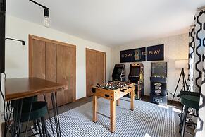 Charming Poconos Retreat With hot tub Fireplace