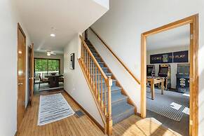 Charming Poconos Retreat With hot tub Fireplace