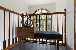 Charming Poconos Retreat With hot tub Fireplace