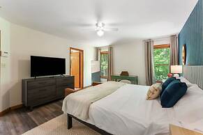 Charming Poconos Retreat With hot tub Fireplace