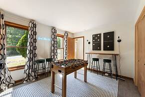 Charming Poconos Retreat With hot tub Fireplace