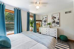 Charming Poconos Retreat With hot tub Fireplace