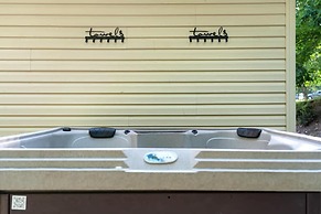 Charming Poconos Retreat With hot tub Fireplace