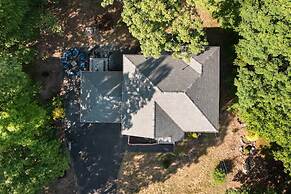 Charming Poconos Retreat With hot tub Fireplace