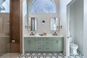 Stunning Vanderbilt Beach House With Heated Pool