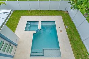 Stunning Vanderbilt Beach House With Heated Pool