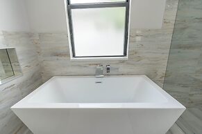 Sparkling new Vanderbilt Beach Luxury Escape