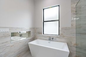 Sparkling new Vanderbilt Beach Luxury Escape