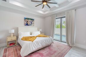 Sparkling new Vanderbilt Beach Luxury Escape