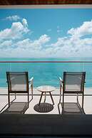 Luxurious Oceanfront Villa Infinity Pool Views