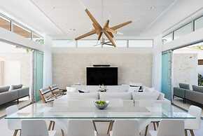 Luxurious Oceanfront Villa Infinity Pool Views