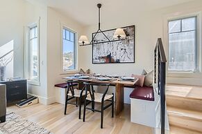 Old Town Ski-in Out Hot Tub Walk to Main St