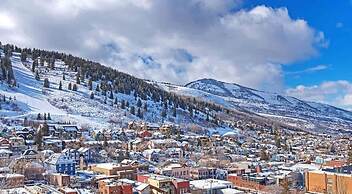 Old Town Ski-in Out Hot Tub Walk to Main St