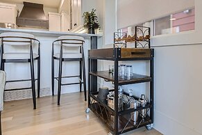 Old Town Ski-in Out Hot Tub Walk to Main St