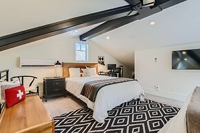 Old Town Ski-in Out Hot Tub Walk to Main St