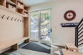 Old Town Ski-in Out Hot Tub Walk to Main St