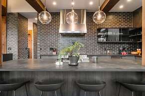 Architecturally Stunning Cle Elum Luxury Retreat