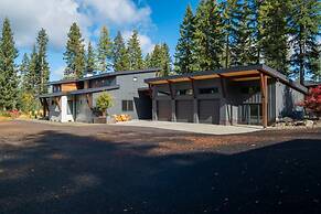 Architecturally Stunning Cle Elum Luxury Retreat