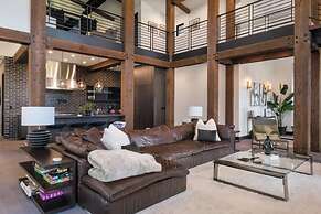 Architecturally Stunning Cle Elum Luxury Retreat