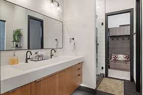 Architecturally Stunning Cle Elum Luxury Retreat