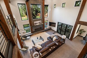 Architecturally Stunning Cle Elum Luxury Retreat