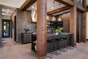 Architecturally Stunning Cle Elum Luxury Retreat