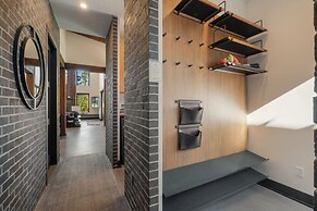 Architecturally Stunning Cle Elum Luxury Retreat