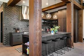 Architecturally Stunning Cle Elum Luxury Retreat