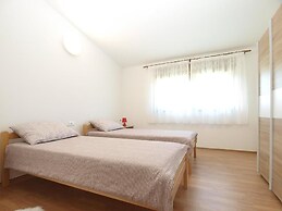 Cozy Apartment With Spacious Garden