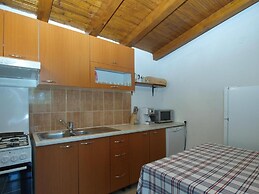 Cozy Apartment With Spacious Garden