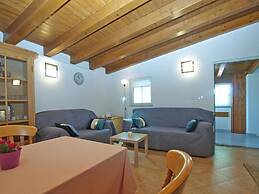 Cozy Apartment With Spacious Garden