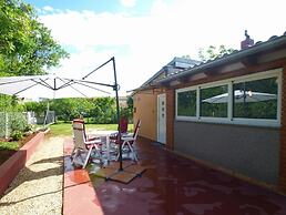 Cozy Apartment With Spacious Garden