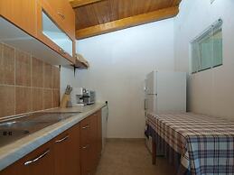 Cozy Apartment With Spacious Garden