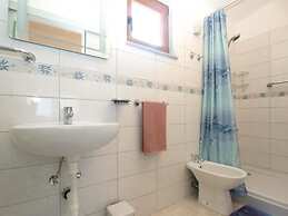 Cozy Apartment With Spacious Garden