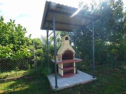 Cozy Apartment With Spacious Garden