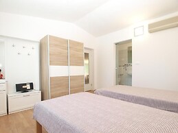 Cozy Apartment With Spacious Garden