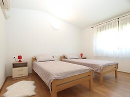 Cozy Apartment With Spacious Garden