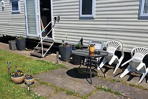 3 Bed Caravan - Sleeps 8 - Pets - Parking - Wifi