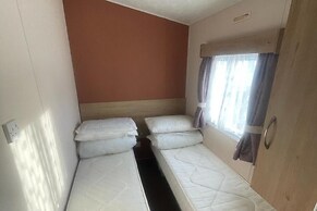 3 Bed Caravan - Sleeps 8 - Pets - Parking - Wifi