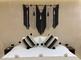 Holbox Midtown Suites