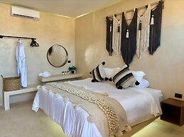 Holbox Midtown Suites