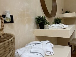 Holbox Midtown Suites