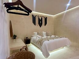 Holbox Midtown Suites