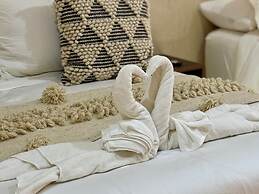 Holbox Midtown Suites