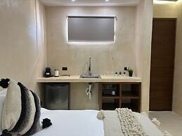 Holbox Midtown Suites