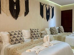 Holbox Midtown Suites