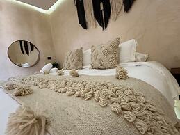 Holbox Midtown Suites