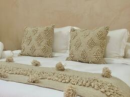 Holbox Midtown Suites